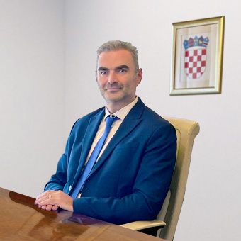 Ravnatelj